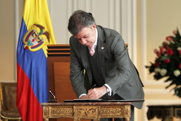 160215juan-manuel-santos-ley-estatutaria_col.jpg
