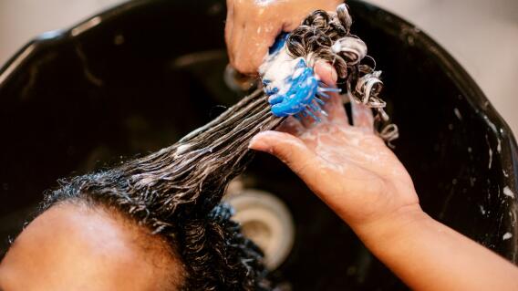 Acostarse con el pelo mojado es crucial para prevenir formas indeseadas causadas por el roce con la almohada, lo que podría volverlo más sensible y quebradizo. Acostarse con el pelo mojado es crucial para prevenir formas indeseadas causadas por el roce con la almohada, lo que podría volverlo más sensible y quebradizo.