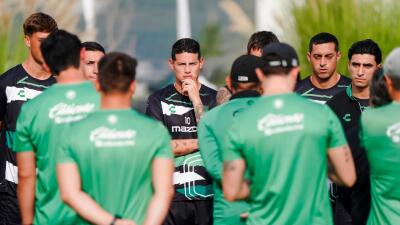James Rodríguez (al fondo) en una de las prácticas del León. 