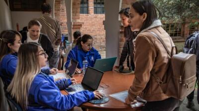 Imagen referencial de feria de empleo, personas presentando sus hojas de vida