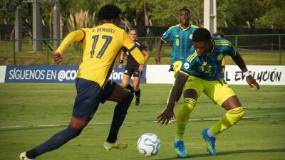 Acción de la Selección Colombia Sub-17 vs. Ecuador en el Sudamericano de la categoría, en Paraguay. 
