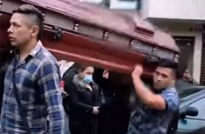 Despiden a su amigo bailando con el ataúd