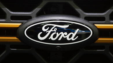 El logotipo de Ford se exhibe en una camioneta Ford en el Salón del Automóvil de Detroit 2025, celebrado en Huntington Place, Detroit, Michigan.