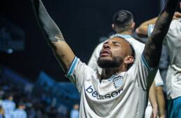 Duván Vergara y un festejo de gol con Racing en el fútbol de Argentina. 