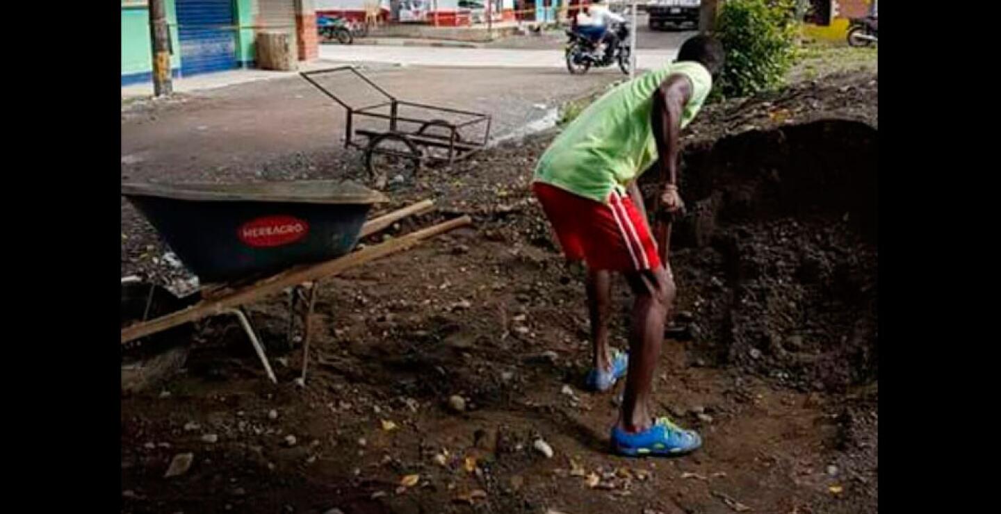 Yuberjén levanta material en una carreta para construir una terraza en su casa del barrio La Playa, en Chigorodó. Tomado de Facebook.