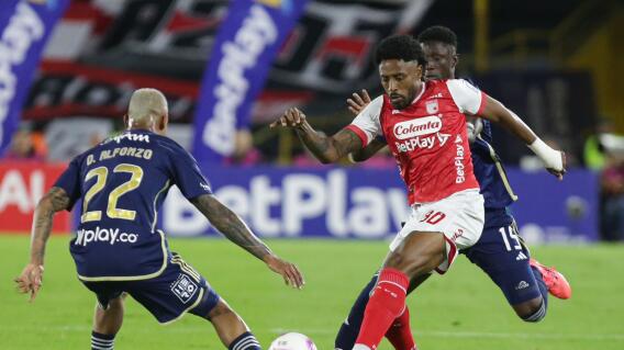 Acción entre Santa Fe y Millonarios, en la Liga Betplay. Acción entre Santa Fe y Millonarios, en la Liga Betplay.