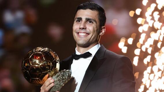 El centrocampista español del Manchester City, Rodri, recibe el premio Balón de Oro durante la ceremonia de entrega del Balón de Oro 2024 en el Teatro du Chatelet de París el 28 de octubre de 2024.