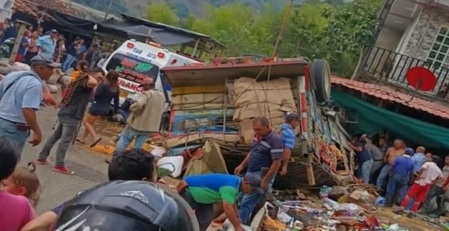 Dos personas murieron luego de que bus chocara contra una casa en Valle del Cauca 