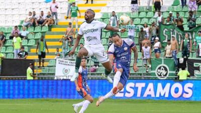Acción de juego entre Alianza FC y Deportivo Cali en el Armando Maestre Pavajeau.