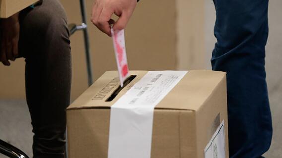 Verifique que su certificado de votación esté firmado. Verifique que su certificado de votación esté firmado.