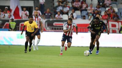 Acción de juego entre Junior vs. Bucaramanga por la Liga BetPlay I-2026.