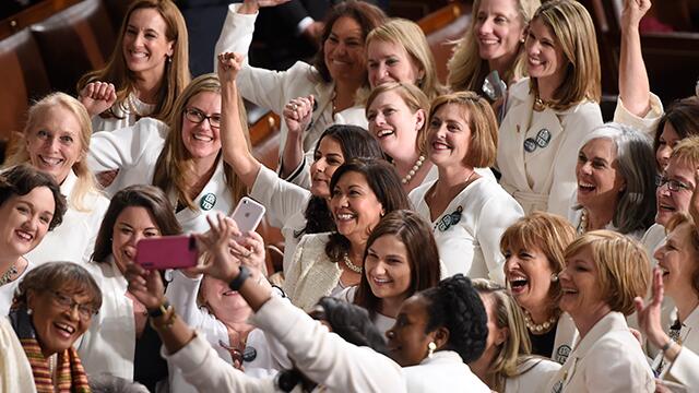 De blanco, congresistas demócratas desafiaron a Trump en discurso del Estado de la Unión De blanco, congresistas demócratas desafiaron a Trump en discurso del Estado de la Unión