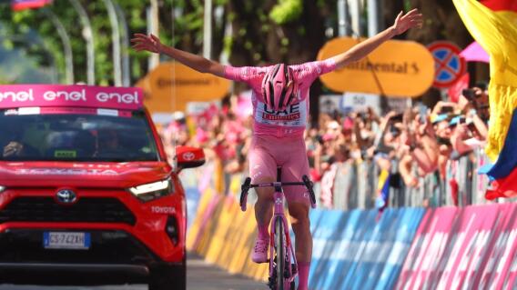 Tadej Pogacar (UAE Team Emirates), ciclista esloveno, celebra su sexta victoria y título en el Giro de Italia 2024 Tadej Pogacar (UAE Team Emirates), ciclista esloveno, celebra su sexta victoria y título en el Giro de Italia 2024