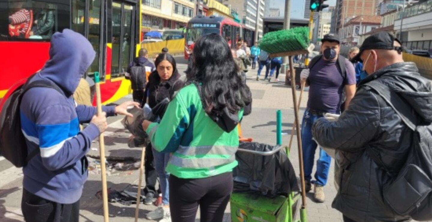 Personas sancionadas en Bogotá participan en jornadas comunitarias para disminuir sus comparendos