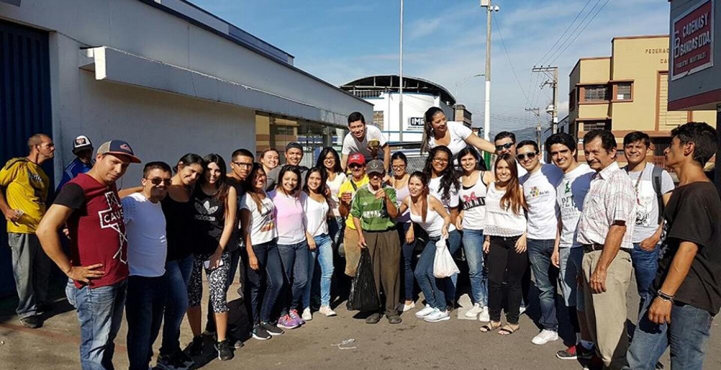 270566_Un grupo de jóvenes lleva desayunos a habitantes de calle cada domingo Foto: ¿Ya desayunó?