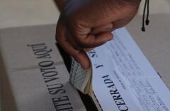 Colombiano votando en la consulta popular sobre la reforma laboral. 