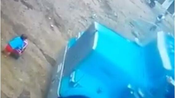 16339_La Kalle. Niño se salva de ser atropellado / Foto: captura de video 16339_La Kalle. Niño se salva de ser atropellado / Foto: captura de video