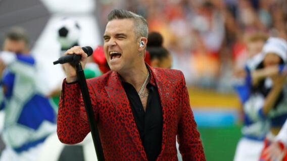 9900_La Kalle. Gesto de Robbie Williams en la apertura del Mundial Rusia / Foto: AFP 9900_La Kalle. Gesto de Robbie Williams en la apertura del Mundial Rusia / Foto: AFP