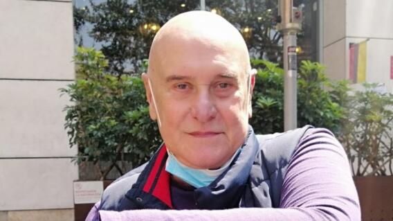 Jorge Cao ha sufrido de problemas en la cadera debido a una caída que sufrió durante la grabación de una telenovela. Jorge Cao ha sufrido de problemas en la cadera debido a una caída que sufrió durante la grabación de una telenovela.