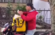 Pillan a domiciliario haciendo comiéndose los pedidos
