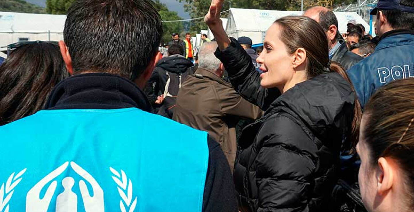 Pese a las precauciones tomadas por su entorno, medio centenar de periodistas se habían congregado fuera de la instalación del organismo internacional y varios se saltaron el cordón de seguridad para interrogar a la actriz, que no hizo declaraciones.</