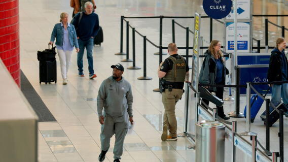 Operativos migratorios del ICE en aeropuertos de EE. UU. provocan alerta por el aumento de arrestos