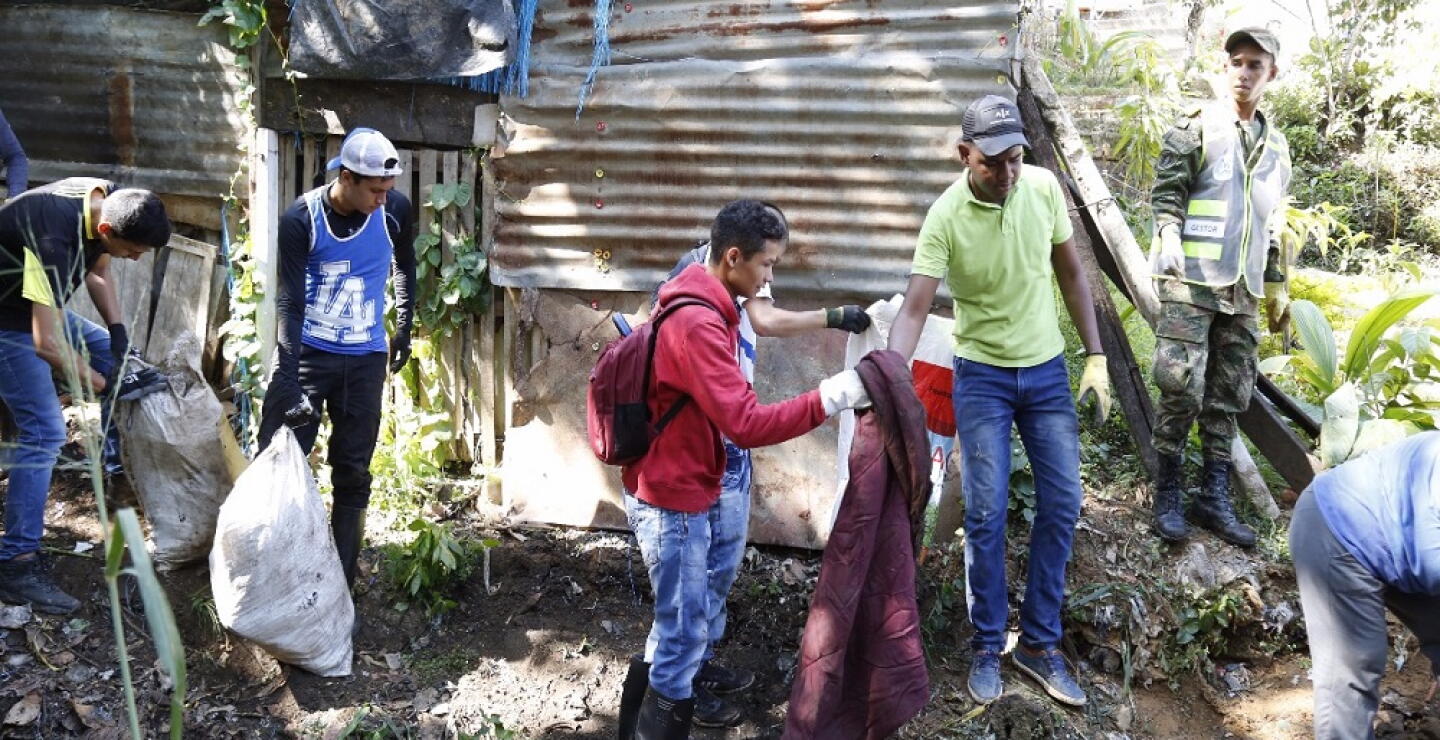 302884_BLU Radio.Universitarios recuperan quebrada en Floridablanca / foto: suministrada