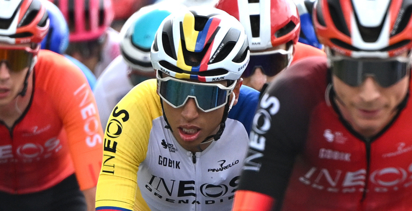 Egan Bernal, custodiado por sus compañeros del INEOS Grenadiers, en la etapa 14 del Giro de Italia 2025