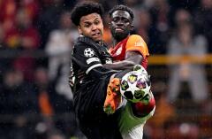 Dávinson Sánchez en acción de juego con Galatasaray vs. Juventus por la Champions League. 