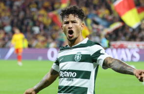 Luis Javier Suárez celebra un gol con Sporting Lisboa en duelo contra Lens por la Champions League. 