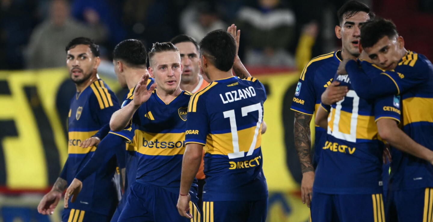 Jugadores de Boca Juniors y un festejo contra Estudiantes de la Plata. 