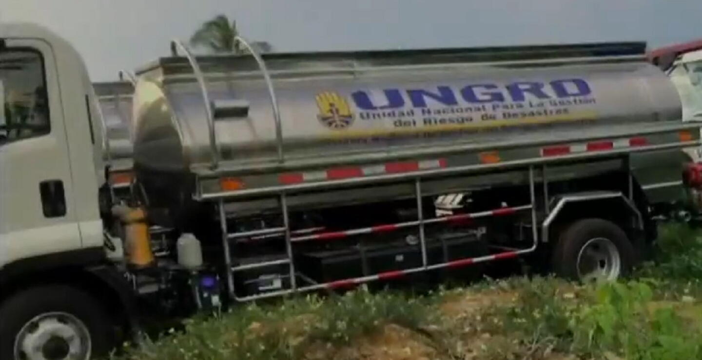 Así están los carrotanques de la UNGRD en La Guajira: entre maleza y con llantas pinchadas