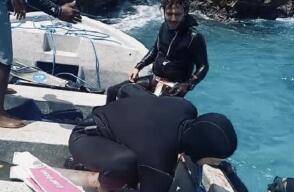 Momento en que auxilian a deportista mordido por tiburón en el mar de San Andrés.
