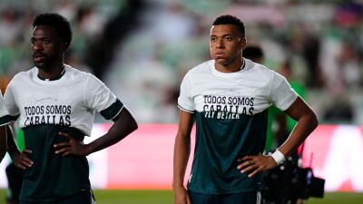 Kylian Mbappé y Vinícius en la previa del juego entre Elche y Real Madrid por la Liga de España. 