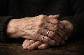 Manos entrelazadas de una mujer adulta mayor con anillos, ilustrando la investigación por el presunto abuso a una abuelita de 82 años en Antioquia