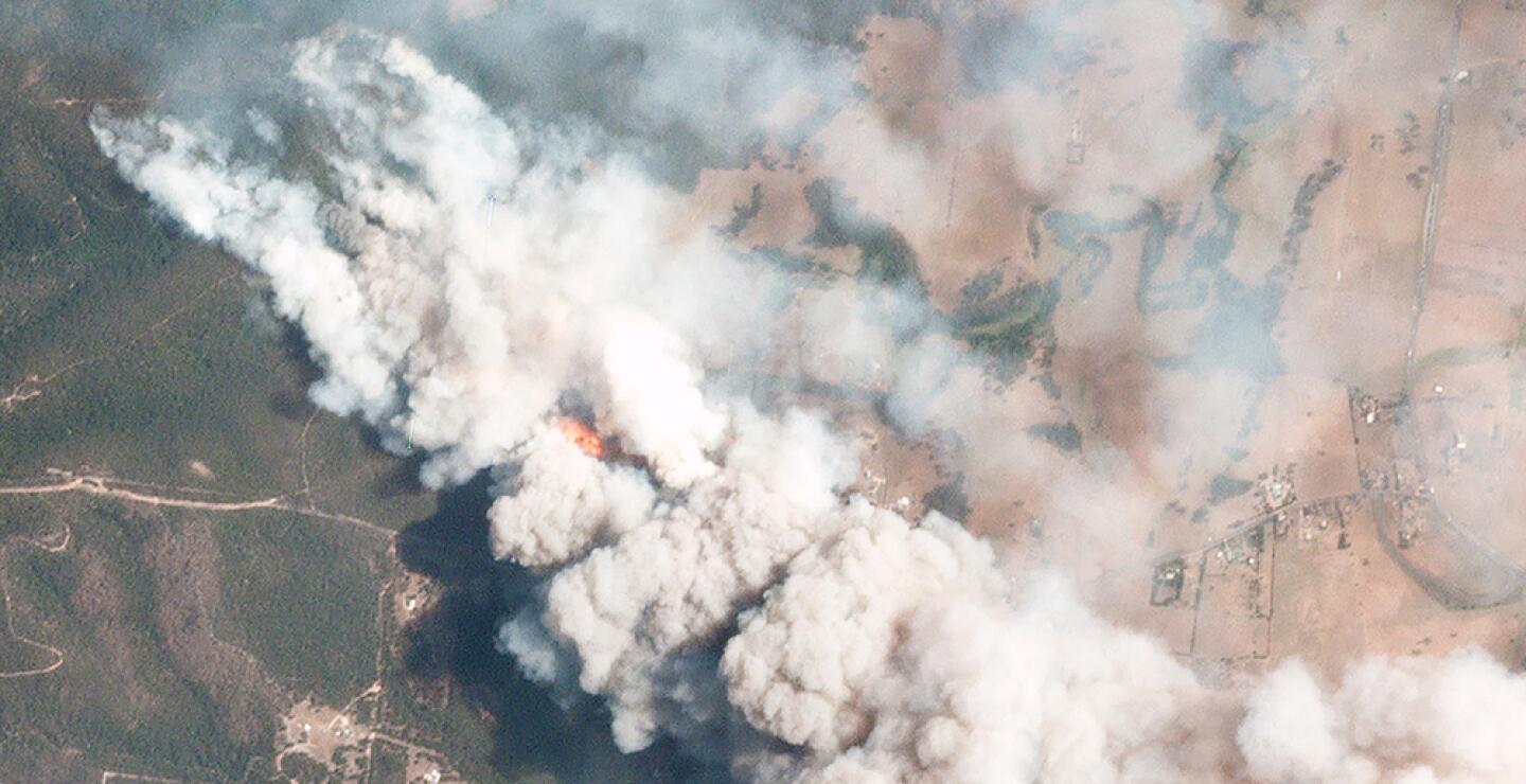 352524_Esta imagen satelital del folleto tomada el 31 de diciembre de 2019 y recibida de Planet Labs, Inc. el 7 de enero de 2020 muestra que el humo se eleva en el aire desde los incendios forestales cerca del lago Conjolia en el estado australiano de Nueva Gales del Sur.