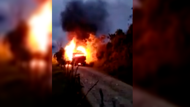 Hombres armados queman bus escalera en Campamento, Antioquia