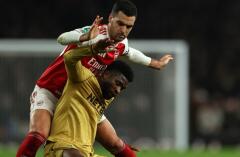 Jefferson Lerma en acción de juego en Arsenal vs. Crystal Palace por la EFL Cup. 