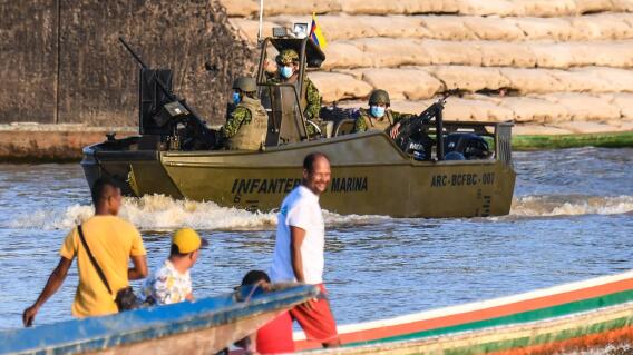 Soldados colombianos patrullan el río Arauca en Arauca, Colombia.