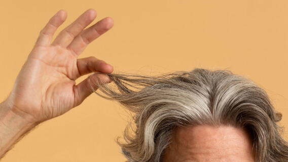 Arrancar canas estimula la alopecia