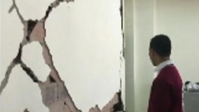 Niños reciben clases en un salón inundado en Rioblanco, Tolima Niños reciben clases en un salón inundado en Rioblanco, Tolima