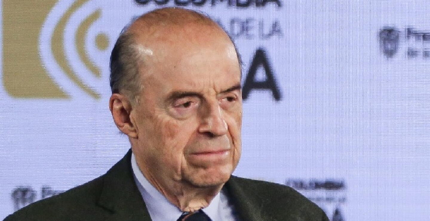 Ordenan suspender por tres meses al canciller Álvaro Leyva por caso pasaportes
