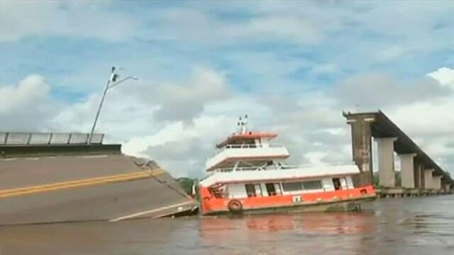 Puente se desploma sobre río en Brasil y dos carros caen al vacío 