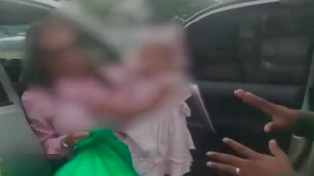 Mujer dejó a su bebé encerrada en una camioneta porque ‘no se demoraba’