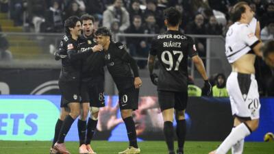 Sporting Lisboa venció al Vitória Guimarães en la Liga de Portugal. 