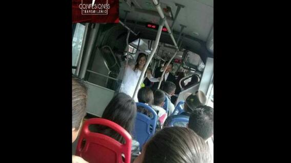 5797_La Kalle. Mujer se subió vestida de novia al TransMilenio / Foto: Facebook 5797_La Kalle. Mujer se subió vestida de novia al TransMilenio / Foto: Facebook