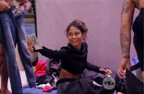 Karen le da dinero al Desafiante de la Semana.