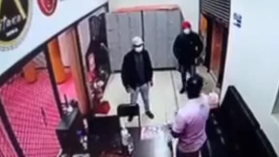 Profesor de artes marciales noquea a ladrón armado Profesor de artes marciales noquea a ladrón armado