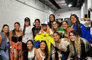 Futbolistas de la Selección Colombia junto a Karol  G en un concierto en Miami.