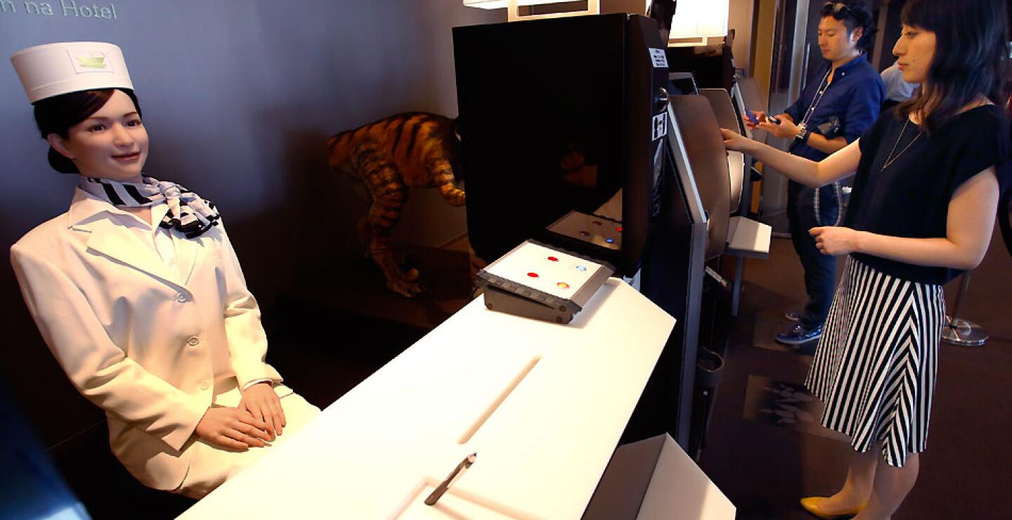 El Hotel Henn na, como se llama en japonés, fue presentado a la prensa antes de su apertura al público este viernes.